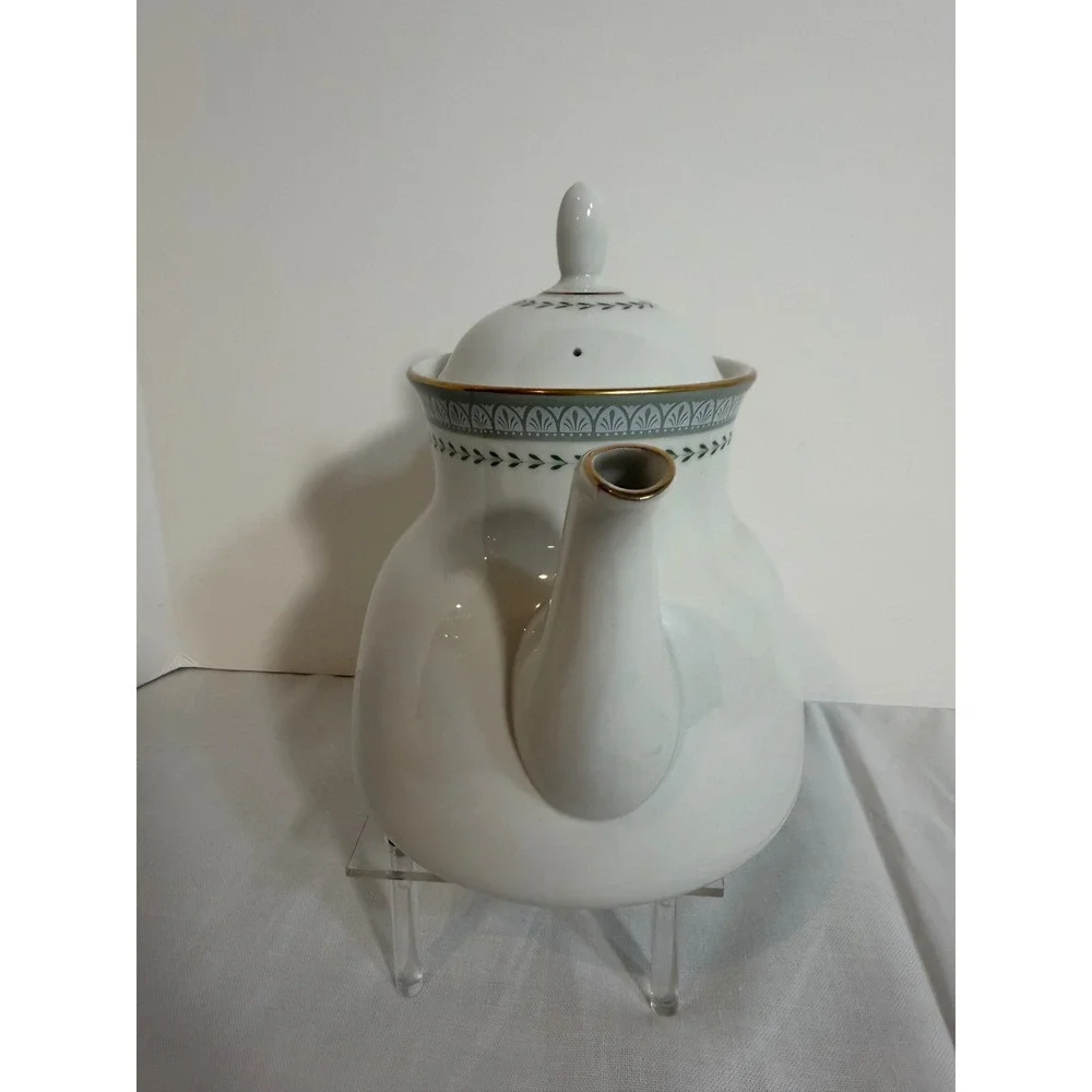 Royal Doulton Berkshire Teapot TC 1021 Fine China White Gold Green England 7.5in